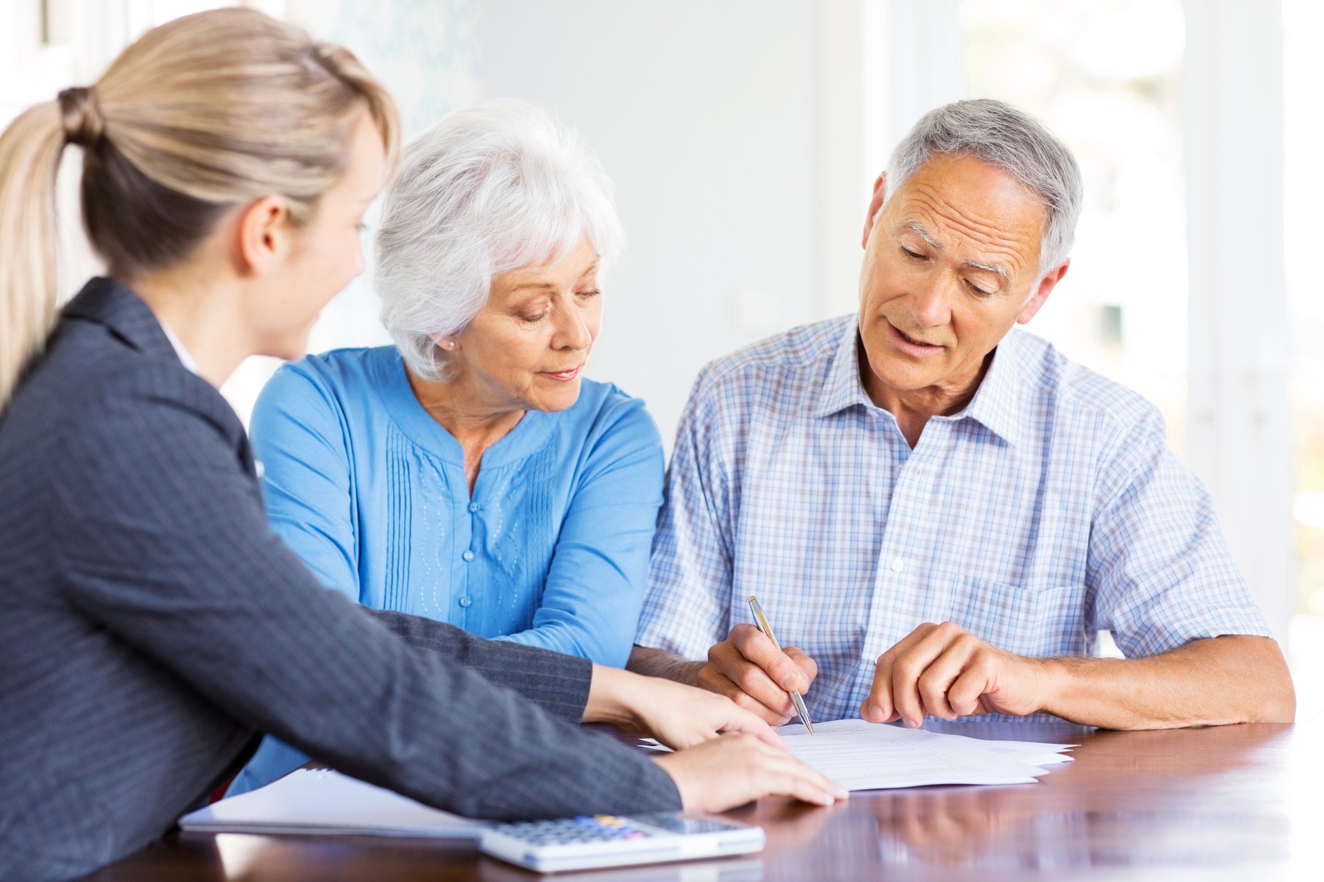 Financial Advisor erklären Investitionen Pläne altes Paar.