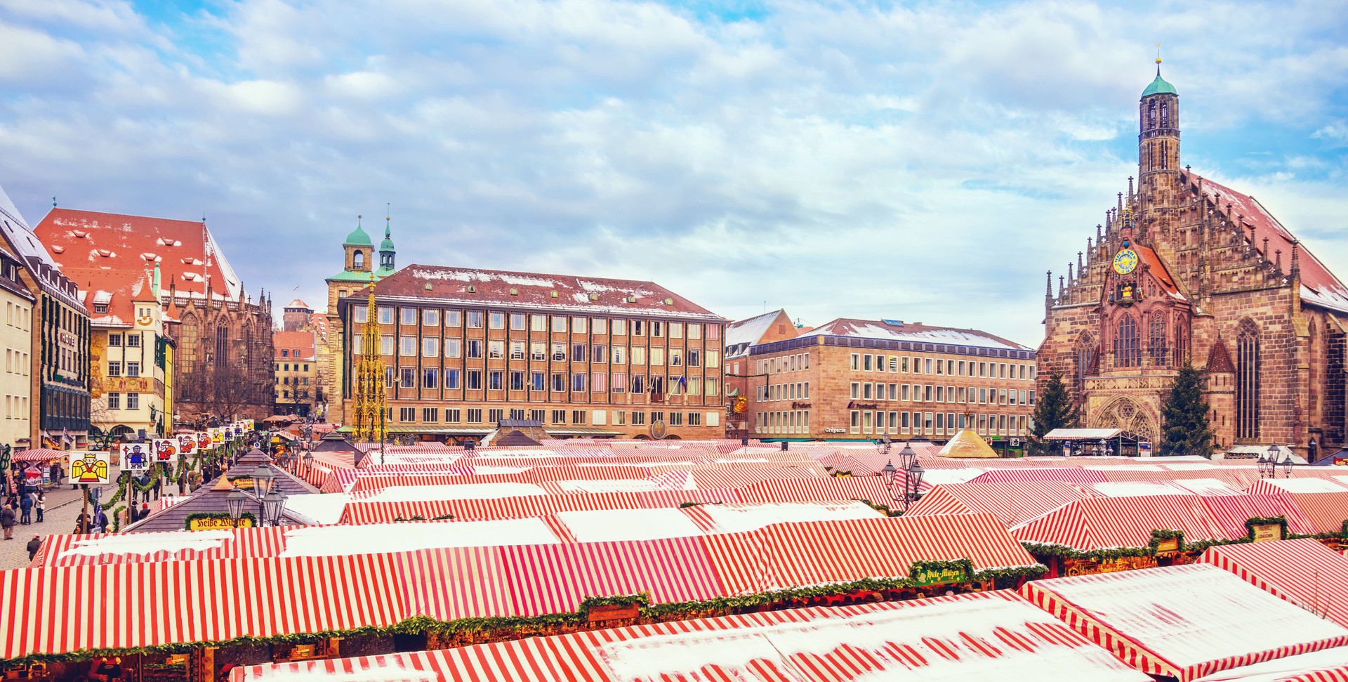 View over the Nürnberger Christmas Market and Altmark